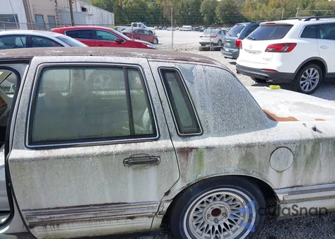 1993 Lincoln Town Car Signature/Jack Nicklaus из США, поврежденный, VIN 1LNLM82W9PY773770